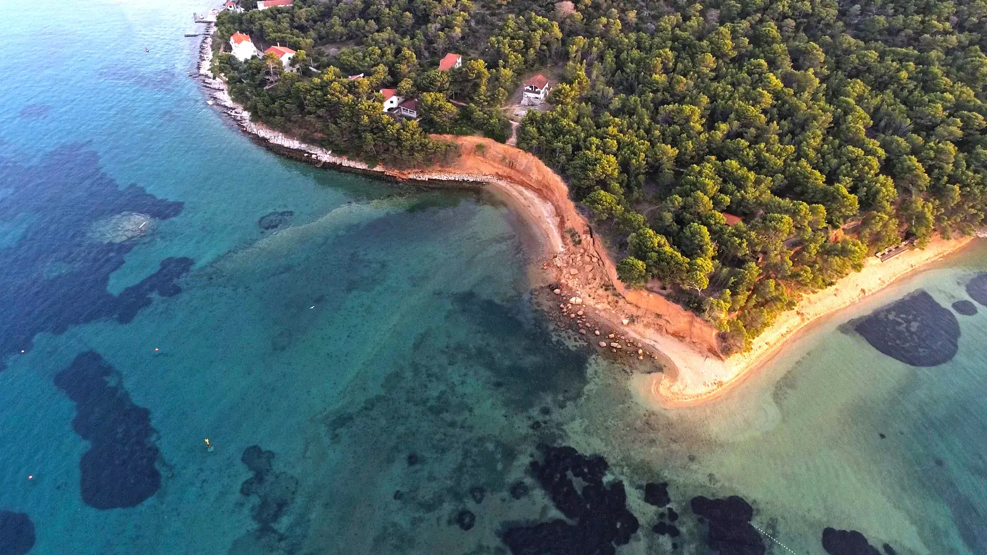 Crvena pješčana hrid Crveni Brig pri zalasku sunca, otok Vrgada