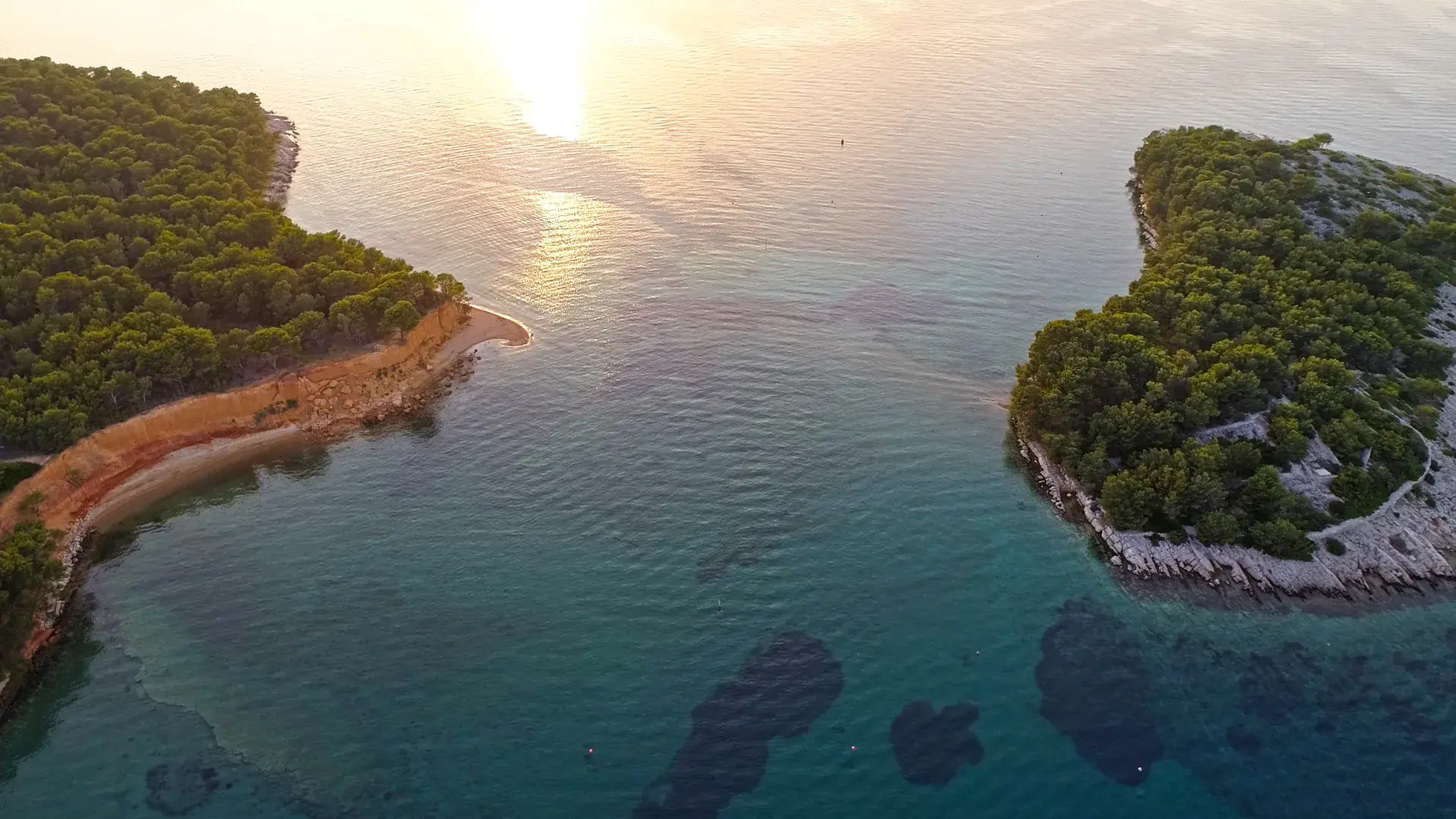 Pješčana plaža Podbrizi i Crveni Brig iz zraka, otok Vrgada