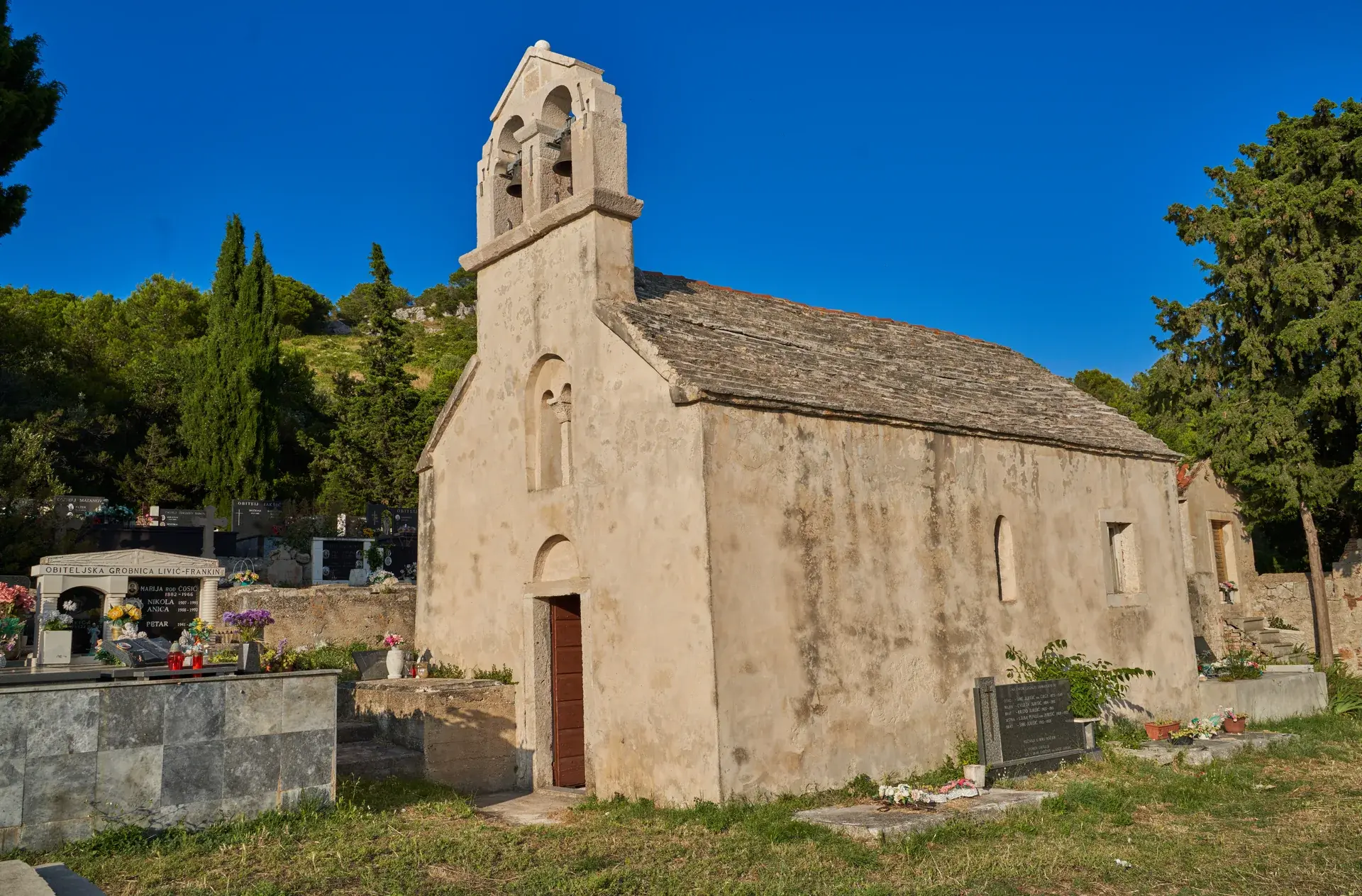 Stara crkva svetog Andrije uz groblje, otok Vrgada"