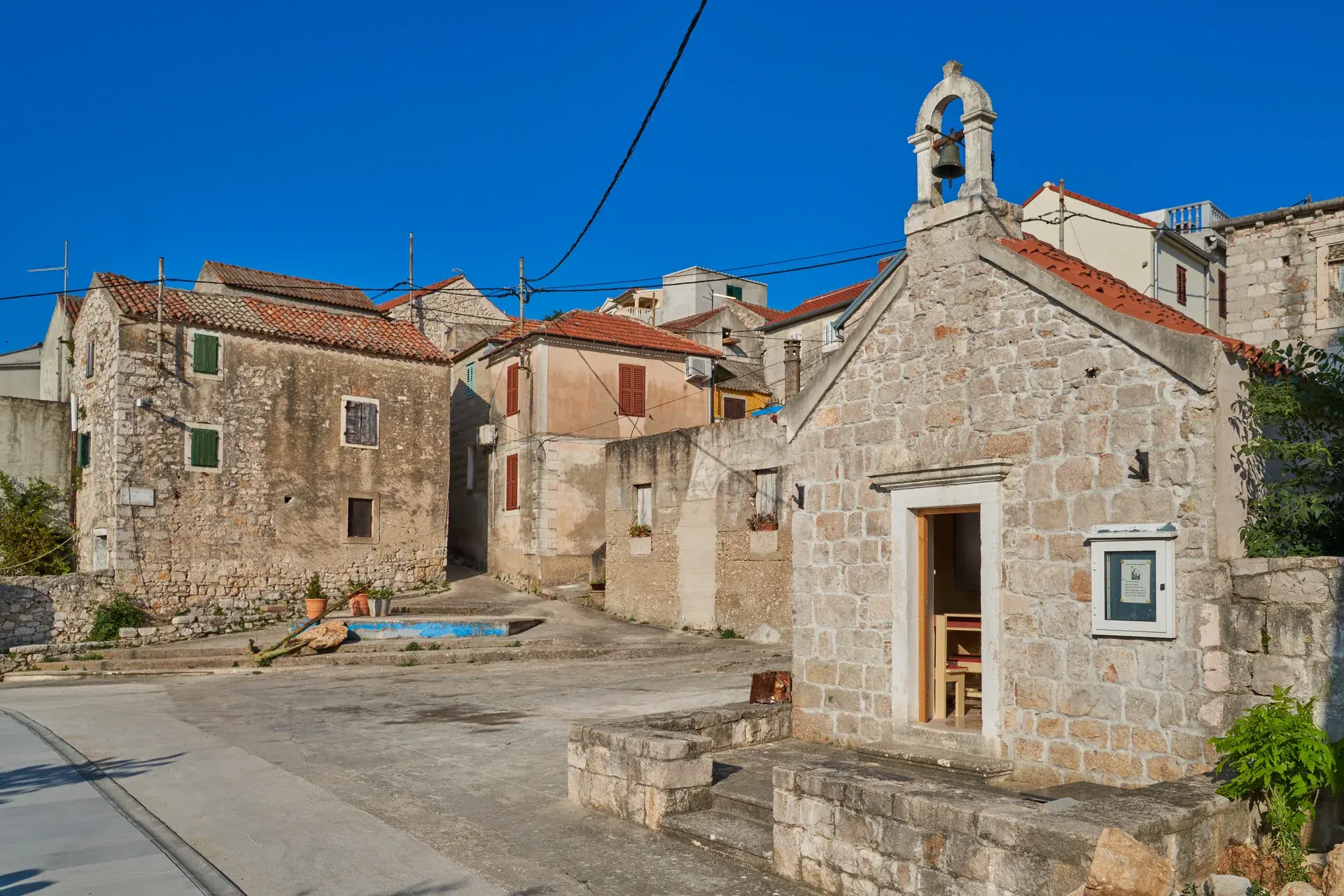 Kamena kapelica Gospe od Zdravlja u staroj jezgri Vrgade